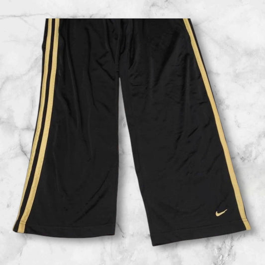 Entdecke unsere Vintage Track Pants von Nike und anderen Marken, erhältlich bei Valuxery.de - Dein Shop für trendige Vintage - Kleidung. Unsere Track Pants sind aus hochwertigen Materialien und