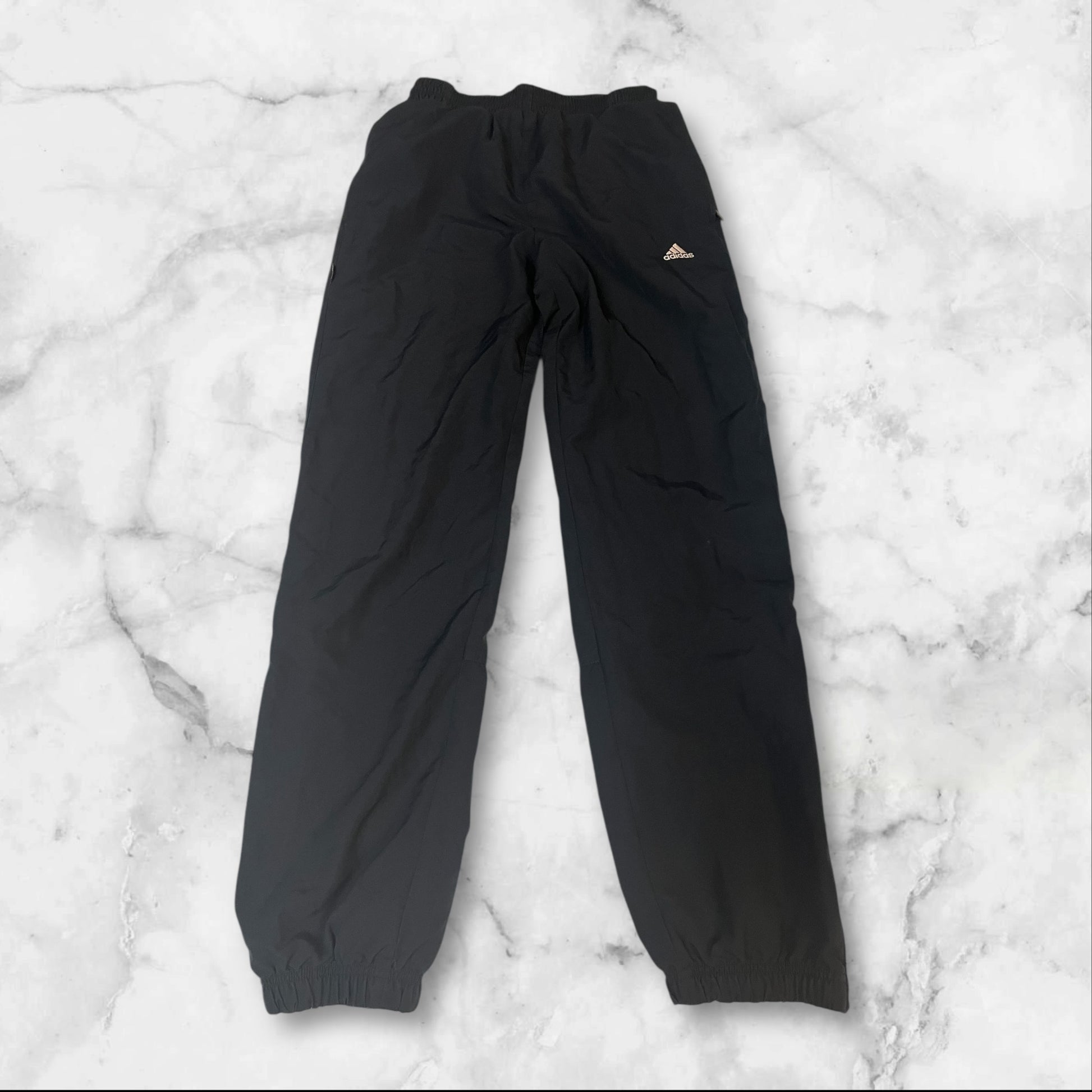 Entdecke unsere Vintage Track Pants von Nike und anderen Marken, erhältlich bei Valuxery.de - Dein Shop für trendige Vintage - Kleidung. Unsere Track Pants sind aus hochwertigen Materialien und