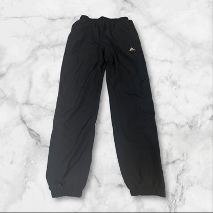 Entdecke unsere Vintage Track Pants von Nike und anderen Marken, erhältlich bei Valuxery.de - Dein Shop für trendige Vintage - Kleidung. Unsere Track Pants sind aus hochwertigen Materialien und