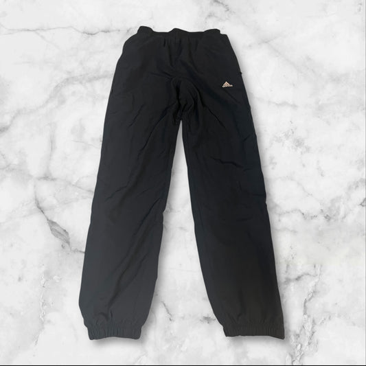 Entdecke unsere Vintage Track Pants von Nike und anderen Marken, erhältlich bei Valuxery.de - Dein Shop für trendige Vintage - Kleidung. Unsere Track Pants sind aus hochwertigen Materialien und