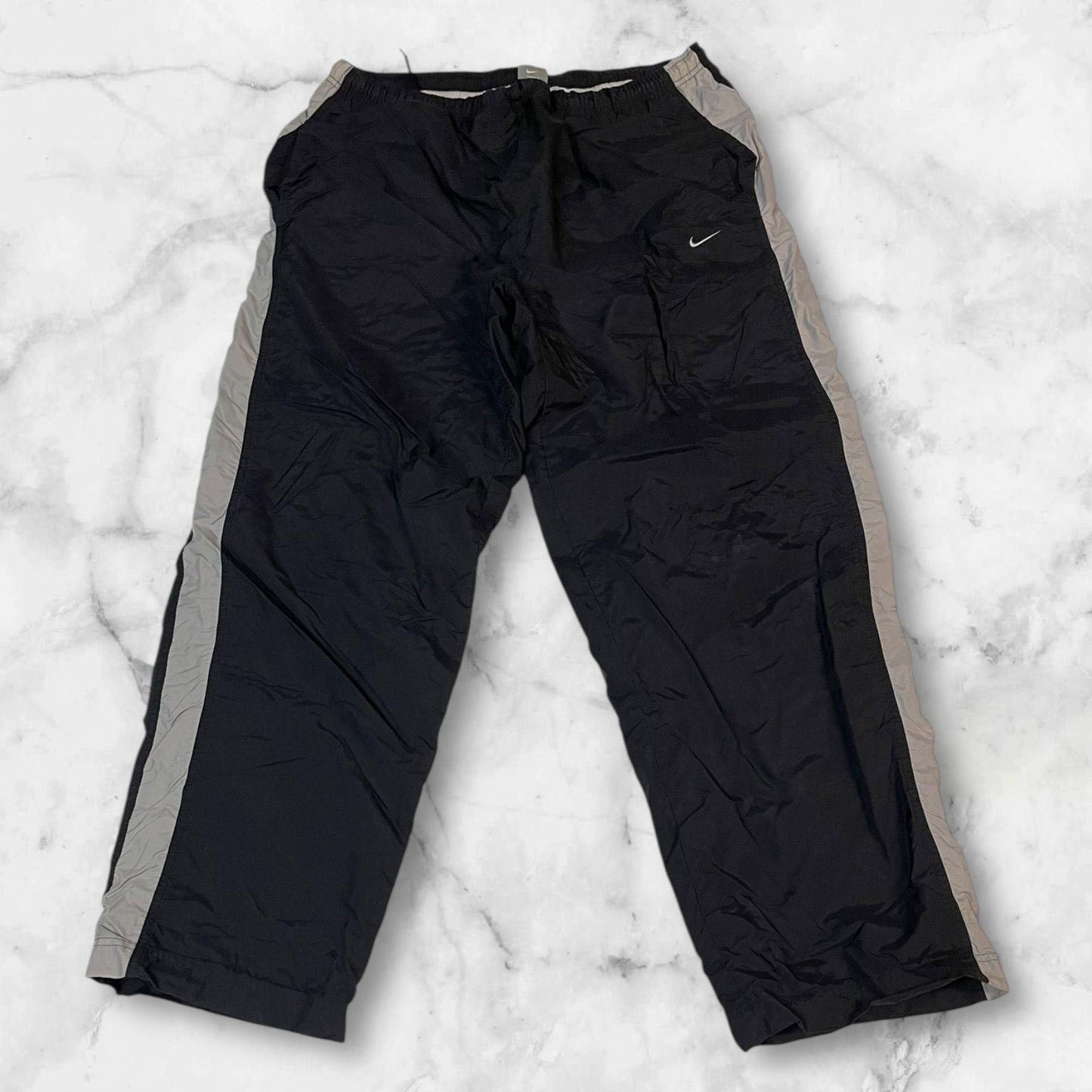 Entdecke unsere Vintage Track Pants von Nike und anderen Marken, erhältlich bei Valuxery.de - Dein Shop für trendige Vintage - Kleidung. Unsere Track Pants sind aus hochwertigen Materialien und