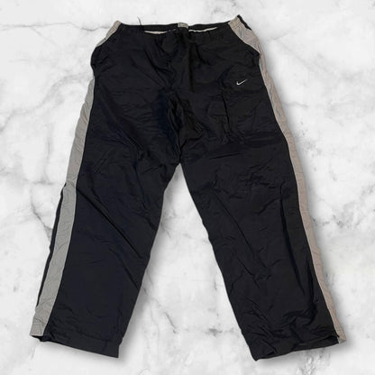Entdecke unsere Vintage Track Pants von Nike und anderen Marken, erhältlich bei Valuxery.de - Dein Shop für trendige Vintage - Kleidung. Unsere Track Pants sind aus hochwertigen Materialien und