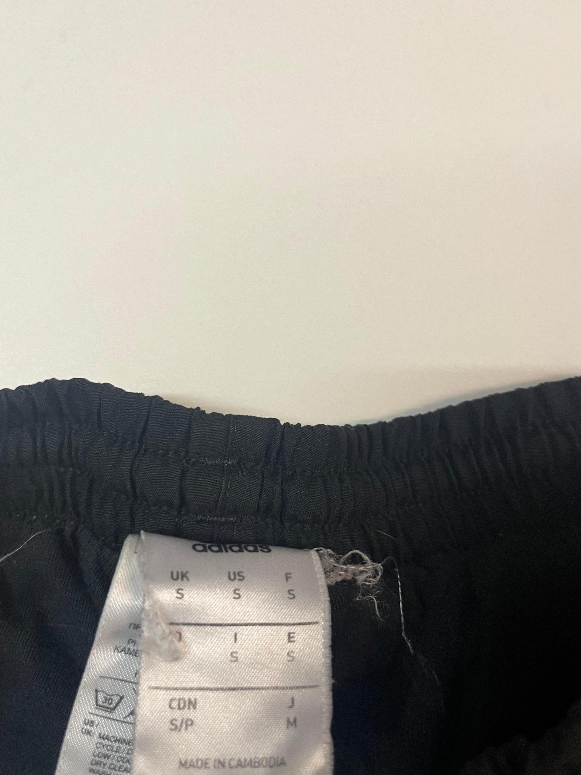 Entdecke unsere Vintage Track Pants von Nike und anderen Marken, erhältlich bei Valuxery.de - Dein Shop für trendige Vintage - Kleidung. Unsere Track Pants sind aus hochwertigen Materialien und