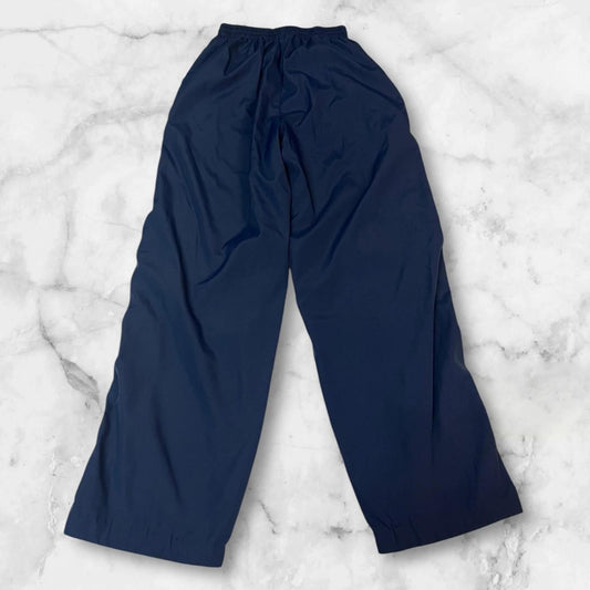 Entdecke unsere Vintage Track Pants von Nike und anderen Marken, erhältlich bei Valuxery.de - Dein Shop für trendige Vintage - Kleidung. Unsere Track Pants sind aus hochwertigen Materialien und