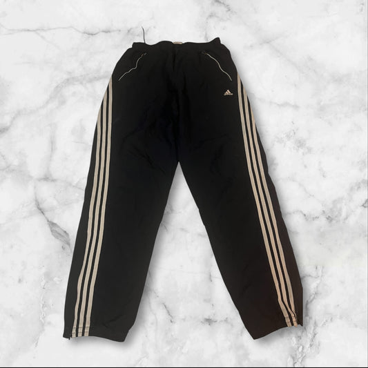 Entdecke unsere Vintage Track Pants von Nike und anderen Marken, erhältlich bei Valuxery.de - Dein Shop für trendige Vintage - Kleidung. Unsere Track Pants sind aus hochwertigen Materialien und