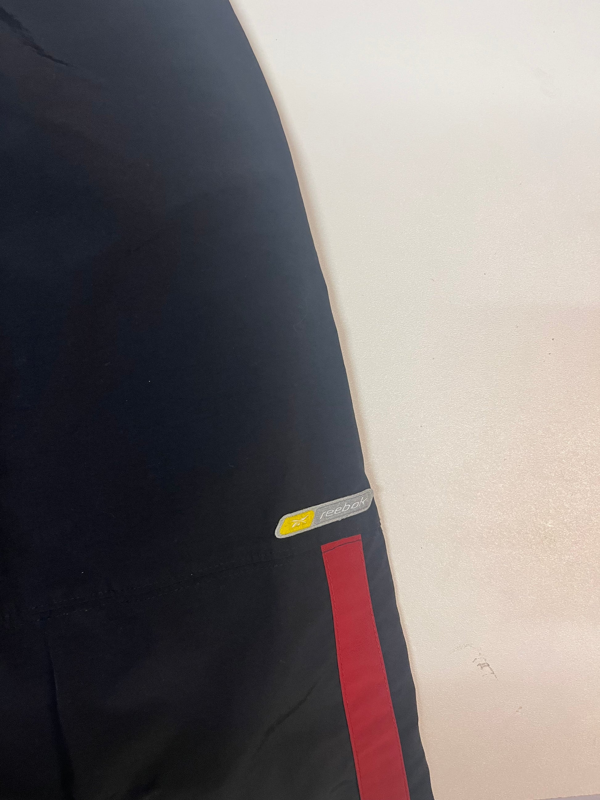 Entdecke unsere Vintage Track Pants von Nike und anderen Marken, erhältlich bei Valuxery.de - Dein Shop für trendige Vintage - Kleidung. Unsere Track Pants sind aus hochwertigen Materialien und