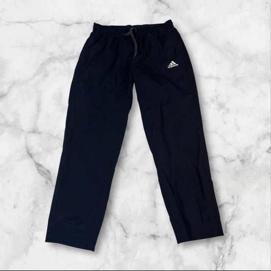 Entdecke unsere Vintage Track Pants von Nike und anderen Marken, erhältlich bei Valuxery.de - Dein Shop für trendige Vintage - Kleidung. Unsere Track Pants sind aus hochwertigen Materialien und