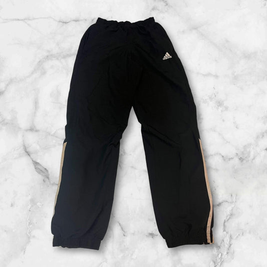 Entdecke unsere Vintage Track Pants von Nike und anderen Marken, erhältlich bei Valuxery.de - Dein Shop für trendige Vintage - Kleidung. Unsere Track Pants sind aus hochwertigen Materialien und