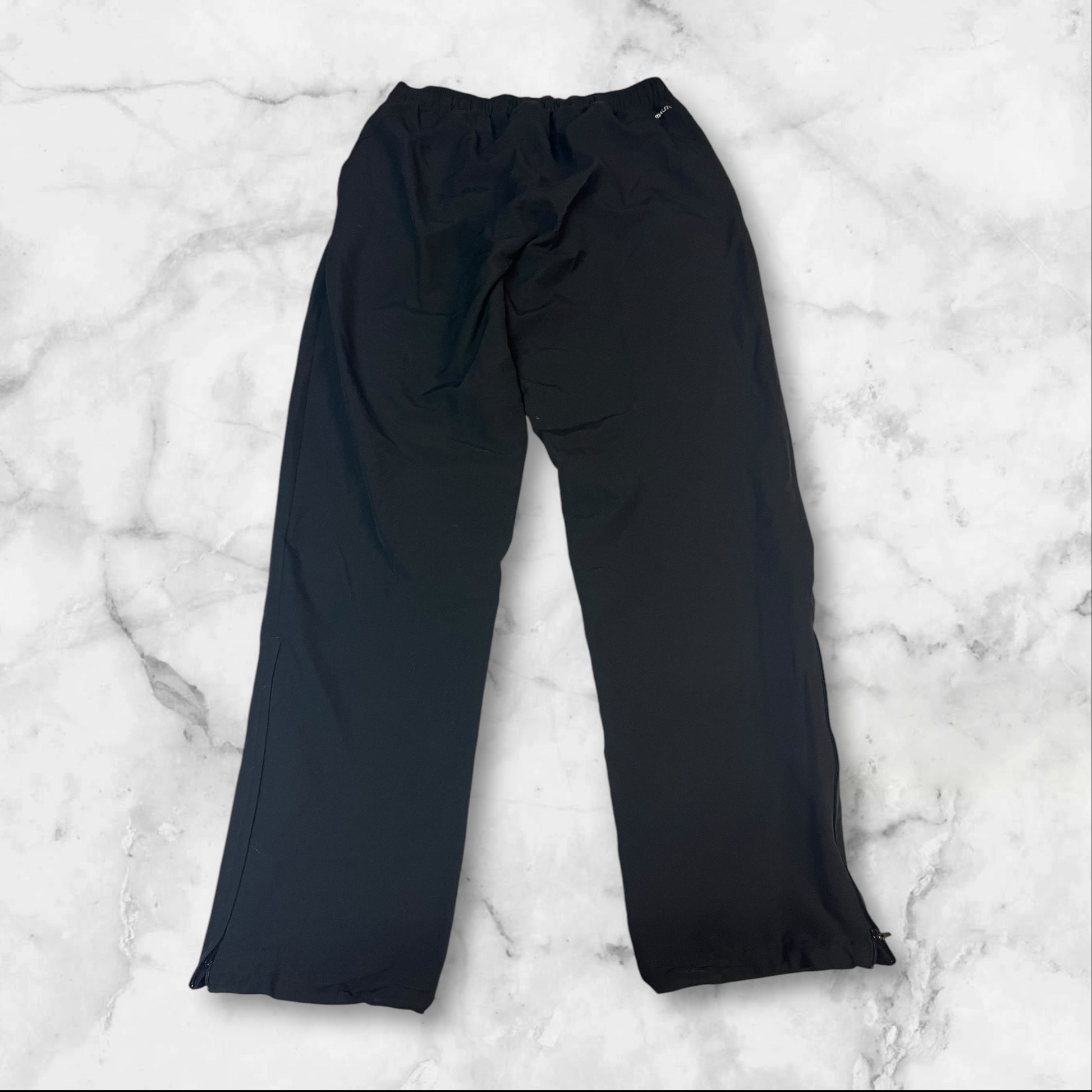 Entdecke unsere Vintage Track Pants von Nike und anderen Marken, erhältlich bei Valuxery.de - Dein Shop für trendige Vintage - Kleidung. Unsere Track Pants sind aus hochwertigen Materialien und