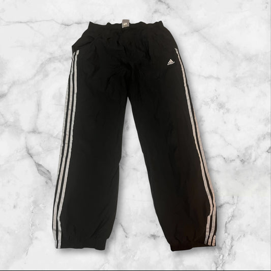 Entdecke unsere Vintage Track Pants von Nike und anderen Marken, erhältlich bei Valuxery.de - Dein Shop für trendige Vintage - Kleidung. Unsere Track Pants sind aus hochwertigen Materialien und