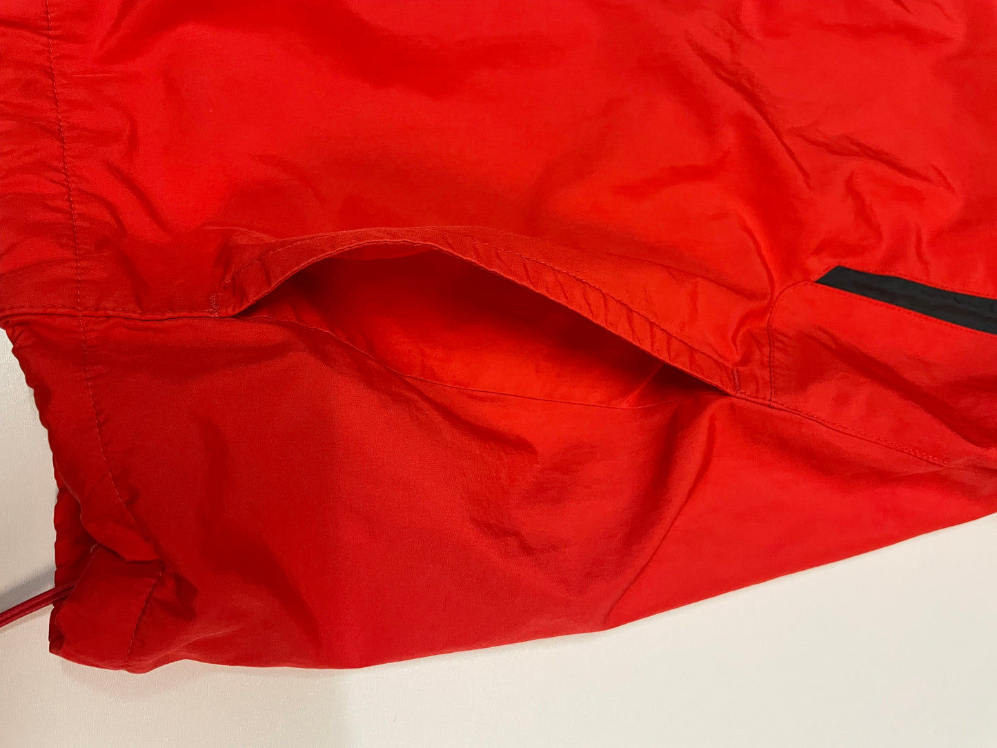 Entdecke unsere Vintage Track Pants von Nike und anderen Marken, erhältlich bei Valuxery.de - Dein Shop für trendige Vintage - Kleidung. Unsere Track Pants sind aus hochwertigen Materialien und