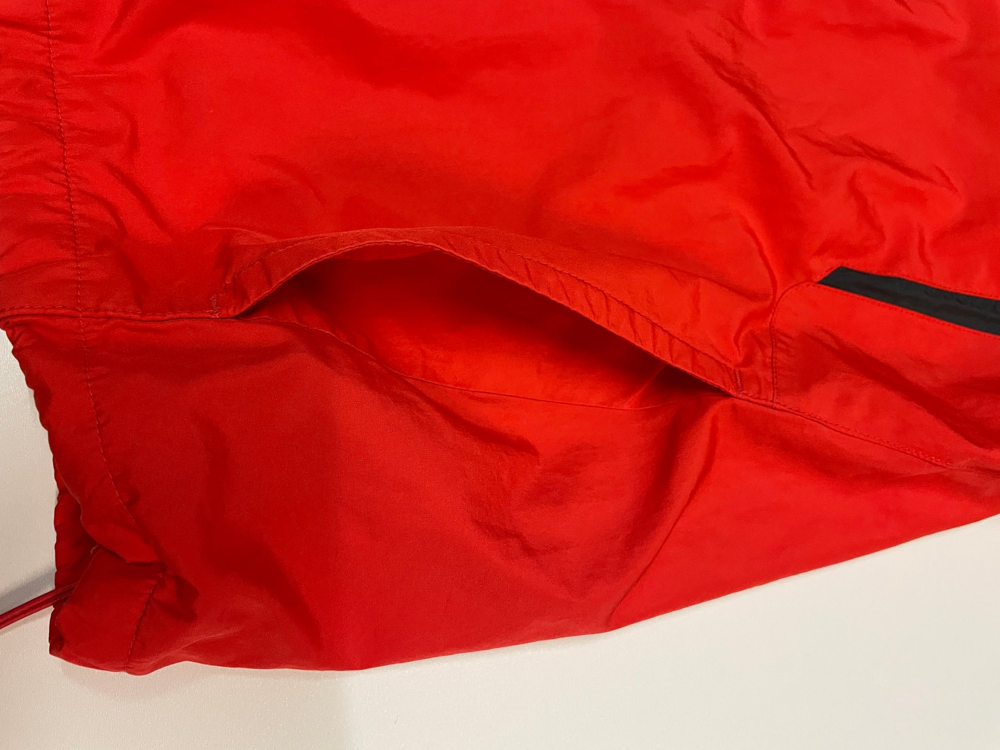 Entdecke unsere Vintage Track Pants von Nike und anderen Marken, erhältlich bei Valuxery.de - Dein Shop für trendige Vintage - Kleidung. Unsere Track Pants sind aus hochwertigen Materialien und