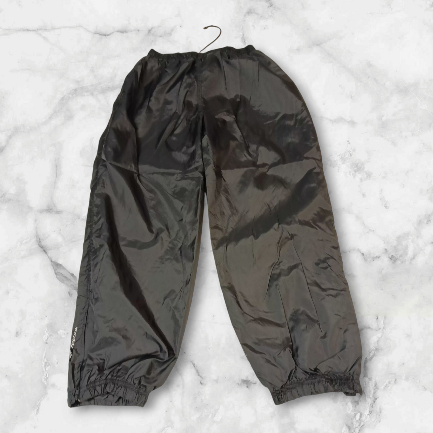 Entdecke unsere Vintage Track Pants von Nike und anderen Marken, erhältlich bei Valuxery.de - Dein Shop für trendige Vintage - Kleidung. Unsere Track Pants sind aus hochwertigen Materialien und