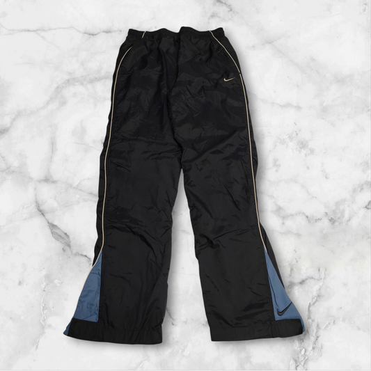 Entdecke unsere Vintage Track Pants von Nike und anderen Marken, erhältlich bei Valuxery.de - Dein Shop für trendige Vintage - Kleidung. Unsere Track Pants sind aus hochwertigen Materialien und