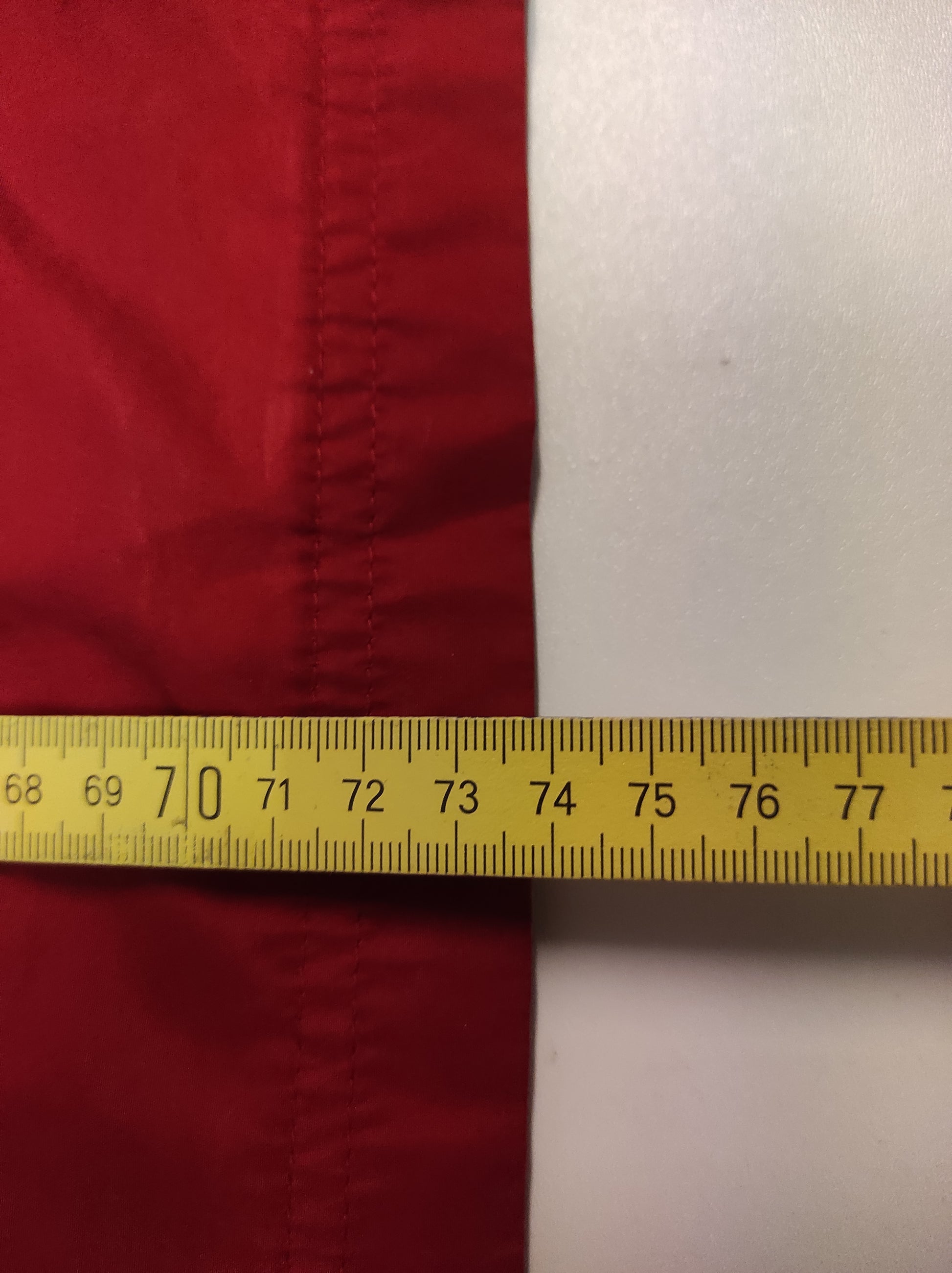 Entdecke unsere Vintage Track Pants von Nike und anderen Marken, erhältlich bei Valuxery.de - Dein Shop für trendige Vintage - Kleidung. Unsere Track Pants sind aus hochwertigen Materialien und