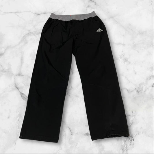 Entdecke unsere Vintage Track Pants von Nike und anderen Marken, erhältlich bei Valuxery.de - Dein Shop für trendige Vintage - Kleidung. Unsere Track Pants sind aus hochwertigen Materialien und