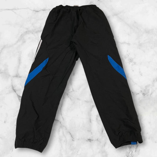 Entdecke unsere Vintage Track Pants von Nike und anderen Marken, erhältlich bei Valuxery.de - Dein Shop für trendige Vintage - Kleidung. Unsere Track Pants sind aus hochwertigen Materialien und