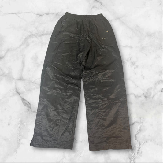 Entdecke unsere Vintage Track Pants von Nike und anderen Marken, erhältlich bei Valuxery.de - Dein Shop für trendige Vintage - Kleidung. Unsere Track Pants sind aus hochwertigen Materialien und