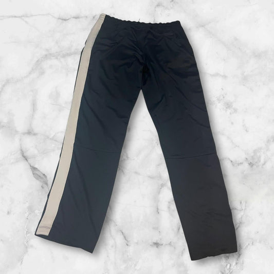 Entdecke unsere Vintage Track Pants von Nike und anderen Marken, erhältlich bei Valuxery.de - Dein Shop für trendige Vintage - Kleidung. Unsere Track Pants sind aus hochwertigen Materialien und