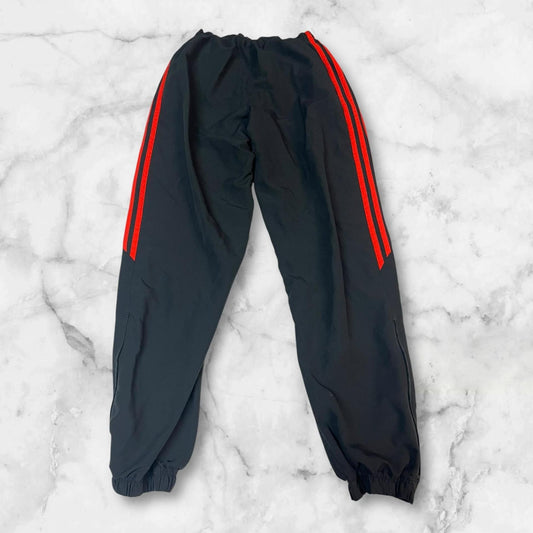 Entdecke unsere Vintage Track Pants von Nike und anderen Marken, erhältlich bei Valuxery.de - Dein Shop für trendige Vintage - Kleidung. Unsere Track Pants sind aus hochwertigen Materialien und