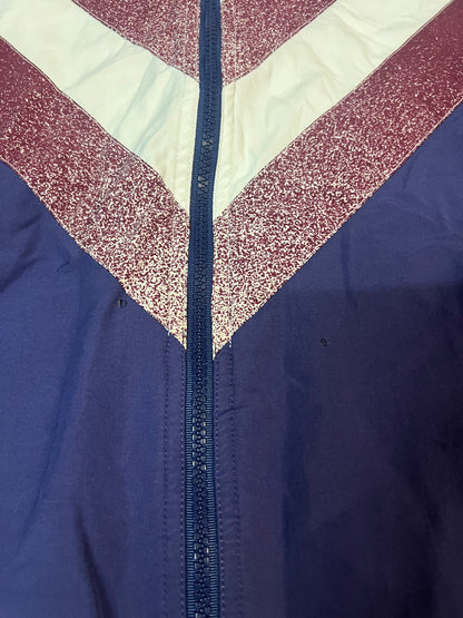 Entdecke unsere Vintage Track Pants von Nike und anderen Marken, erhältlich bei Valuxery.de - Dein Shop für trendige Vintage - Kleidung. Unsere Track Pants sind aus hochwertigen Materialien und