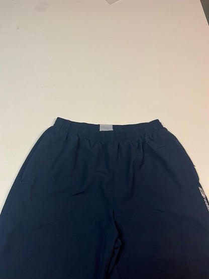 Entdecke unsere Vintage Track Pants von Nike und anderen Marken, erhältlich bei Valuxery.de - Dein Shop für trendige Vintage - Kleidung. Unsere Track Pants sind aus hochwertigen Materialien und