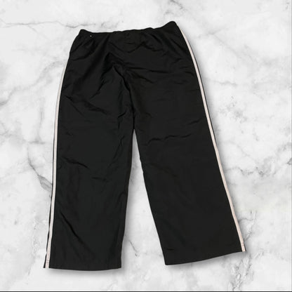 Entdecke unsere Vintage Track Pants von Nike und anderen Marken, erhältlich bei Valuxery.de - Dein Shop für trendige Vintage - Kleidung. Unsere Track Pants sind aus hochwertigen Materialien und