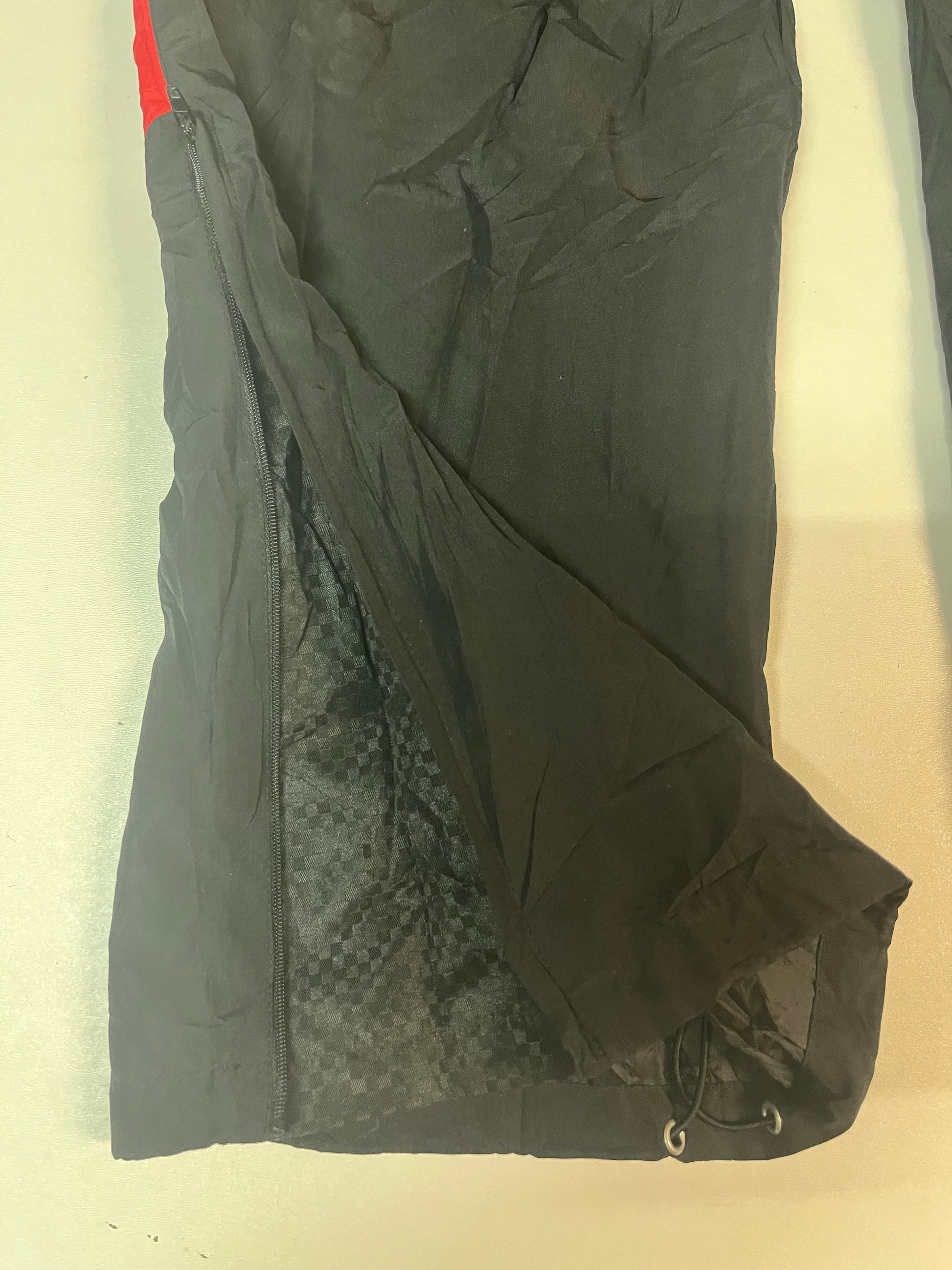 Entdecke unsere Vintage Track Pants von Nike und anderen Marken, erhältlich bei Valuxery.de - Dein Shop für trendige Vintage - Kleidung. Unsere Track Pants sind aus hochwertigen Materialien und