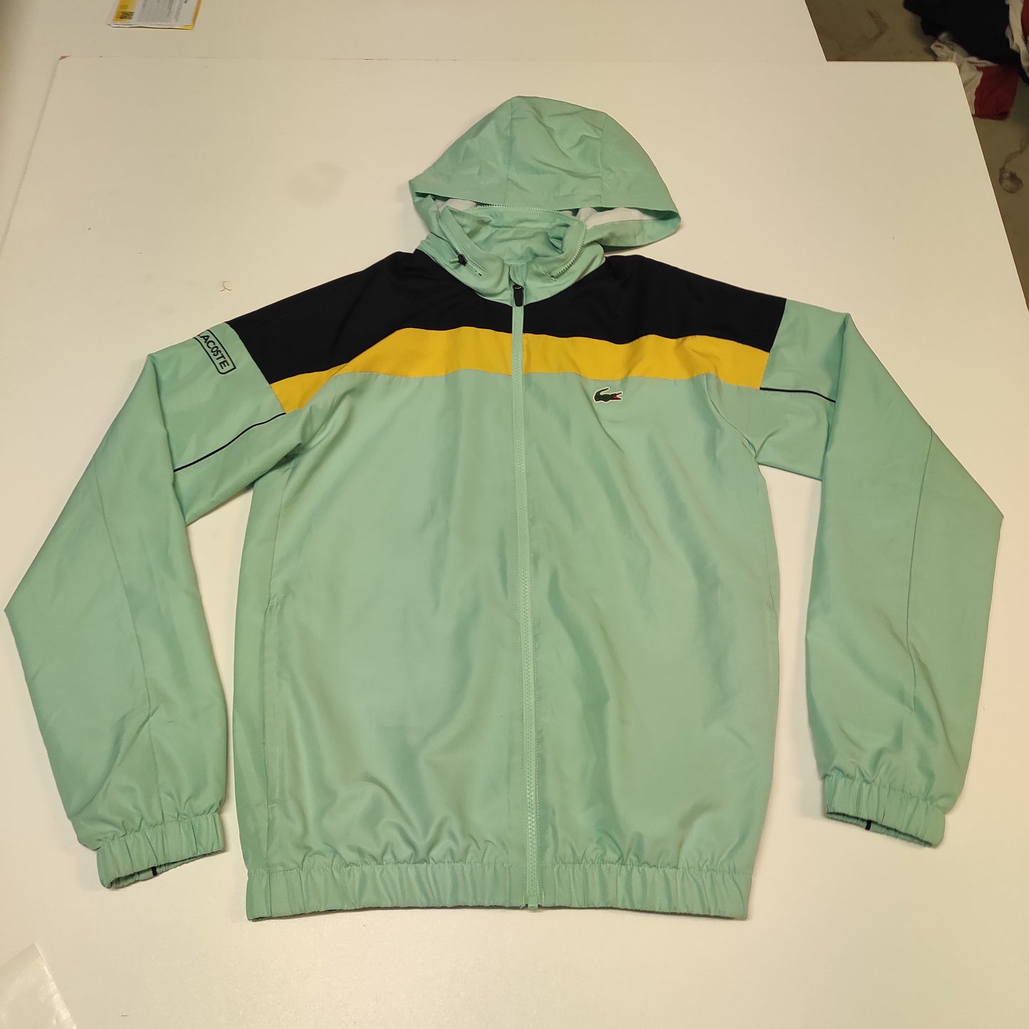 Entdecke unsere Vintage Track Pants von Nike und anderen Marken, erhältlich bei Valuxery.de - Dein Shop für trendige Vintage - Kleidung. Unsere Track Pants sind aus hochwertigen Materialien und