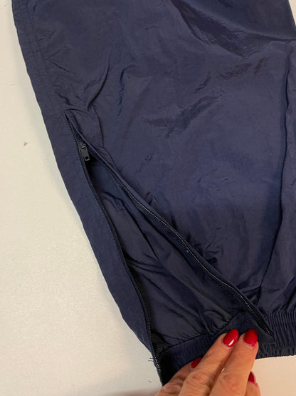 Entdecke unsere Vintage Track Pants von Nike und anderen Marken, erhältlich bei Valuxery.de - Dein Shop für trendige Vintage - Kleidung. Unsere Track Pants sind aus hochwertigen Materialien und