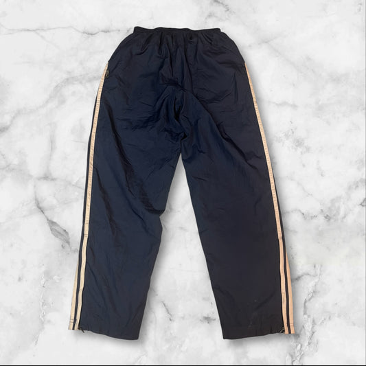 Entdecke unsere Vintage Track Pants von Nike und anderen Marken, erhältlich bei Valuxery.de - Dein Shop für trendige Vintage - Kleidung. Unsere Track Pants sind aus hochwertigen Materialien und
