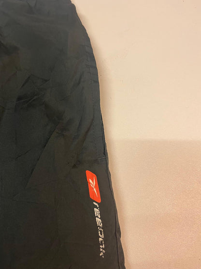 Entdecke unsere Vintage Track Pants von Nike und anderen Marken, erhältlich bei Valuxery.de - Dein Shop für trendige Vintage - Kleidung. Unsere Track Pants sind aus hochwertigen Materialien und