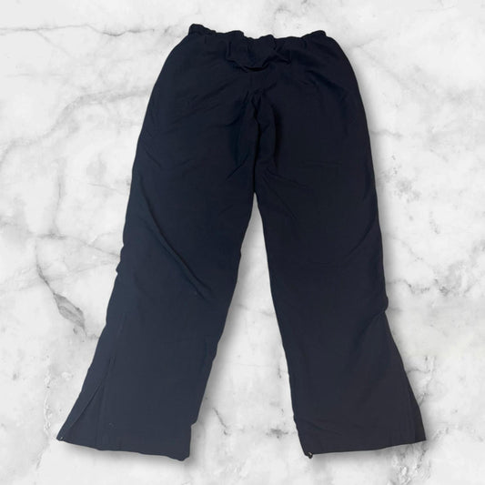 Entdecke unsere Vintage Track Pants von Nike und anderen Marken, erhältlich bei Valuxery.de - Dein Shop für trendige Vintage - Kleidung. Unsere Track Pants sind aus hochwertigen Materialien und