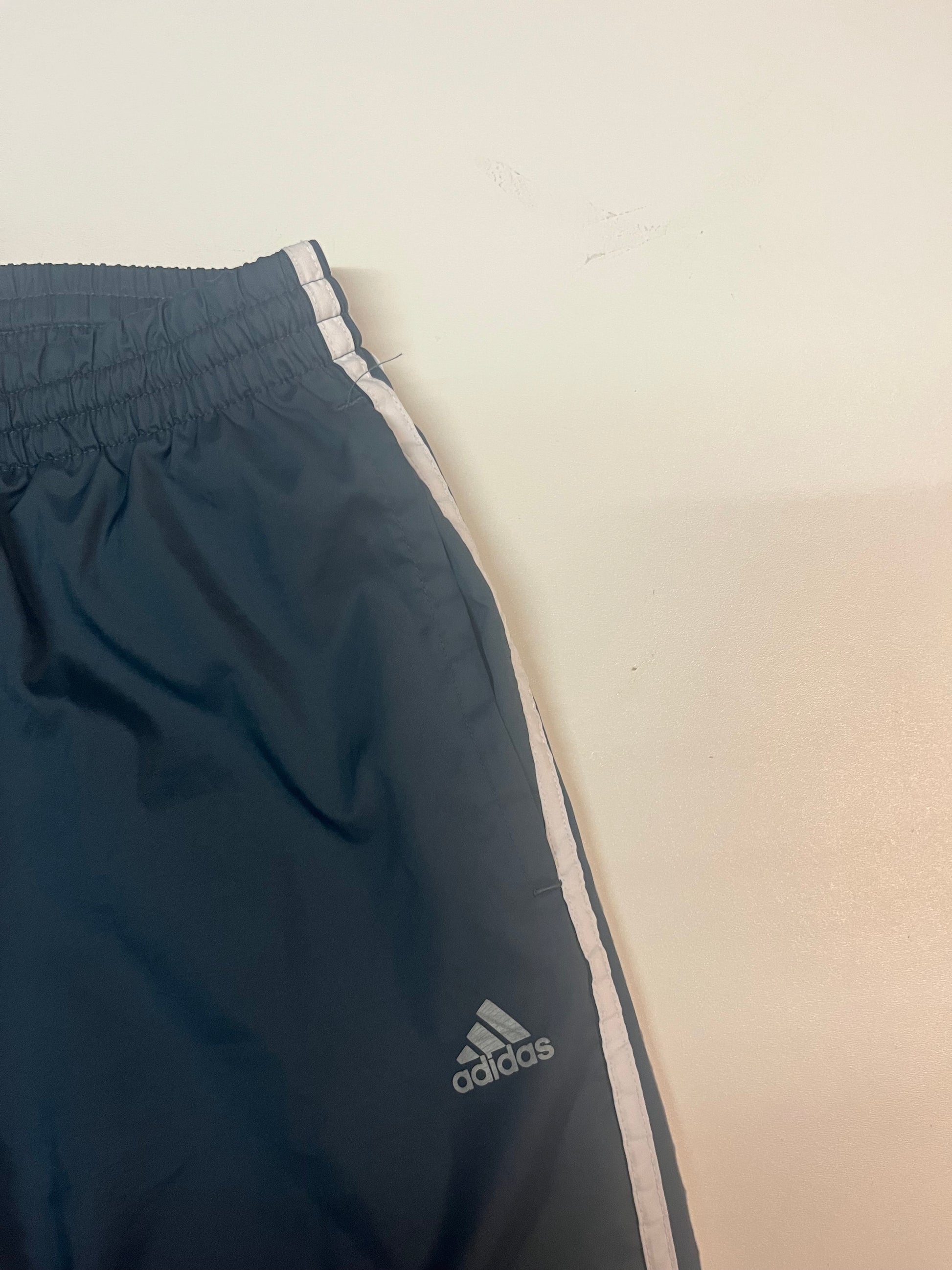 Entdecke unsere Vintage Track Pants von Nike und anderen Marken, erhältlich bei Valuxery.de - Dein Shop für trendige Vintage - Kleidung. Unsere Track Pants sind aus hochwertigen Materialien und