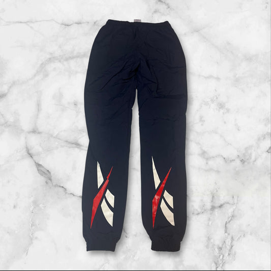Entdecke unsere Vintage Track Pants von Nike und anderen Marken, erhältlich bei Valuxery.de - Dein Shop für trendige Vintage - Kleidung. Unsere Track Pants sind aus hochwertigen Materialien und