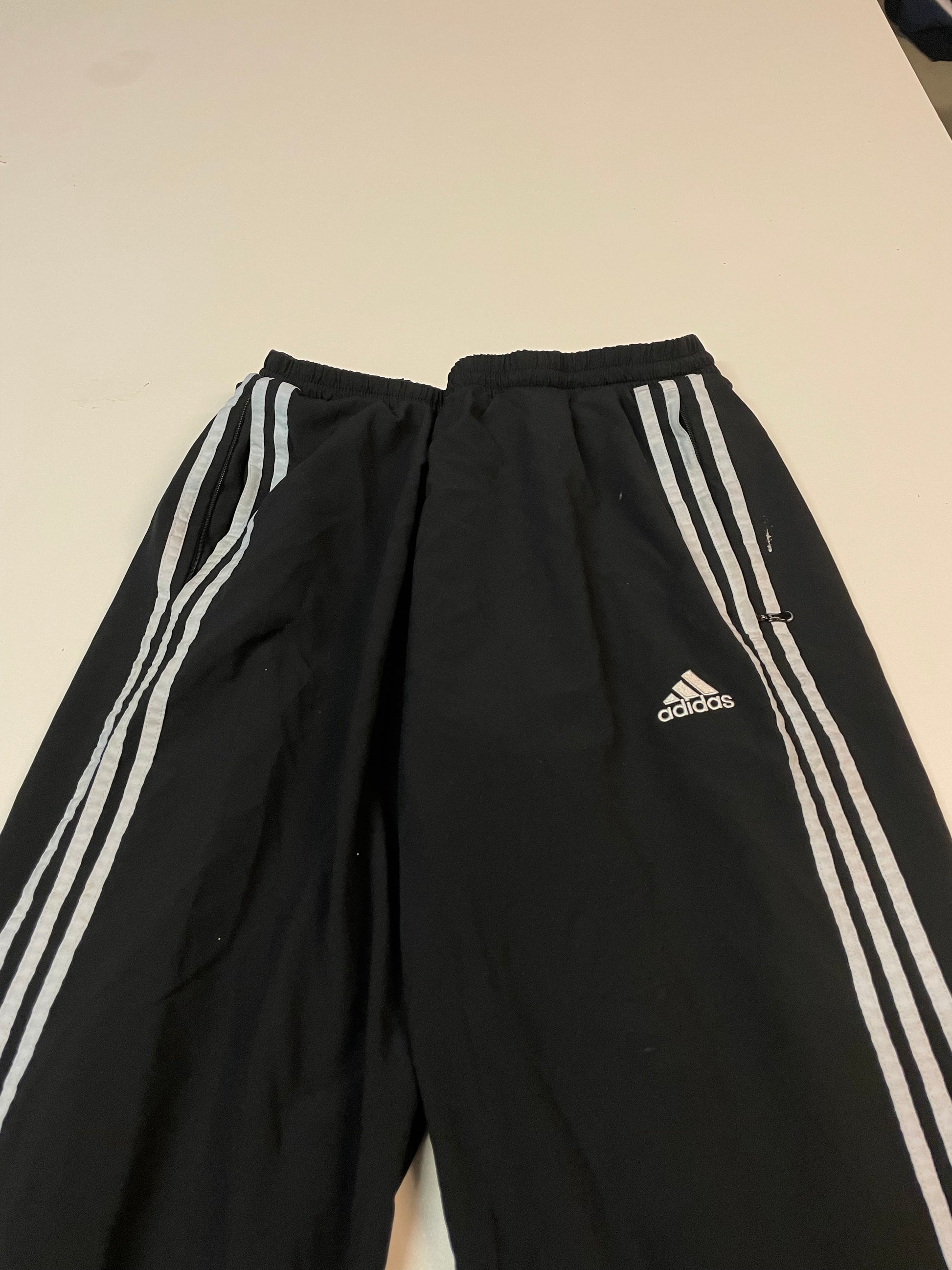 Entdecke unsere Vintage Track Pants von Nike und anderen Marken, erhältlich bei Valuxery.de - Dein Shop für trendige Vintage - Kleidung. Unsere Track Pants sind aus hochwertigen Materialien und