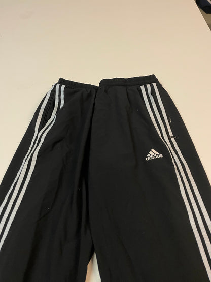 Entdecke unsere Vintage Track Pants von Nike und anderen Marken, erhältlich bei Valuxery.de - Dein Shop für trendige Vintage - Kleidung. Unsere Track Pants sind aus hochwertigen Materialien und