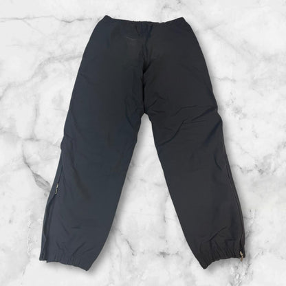 Entdecke unsere Vintage Track Pants von Nike und anderen Marken, erhältlich bei Valuxery.de - Dein Shop für trendige Vintage - Kleidung. Unsere Track Pants sind aus hochwertigen Materialien und
