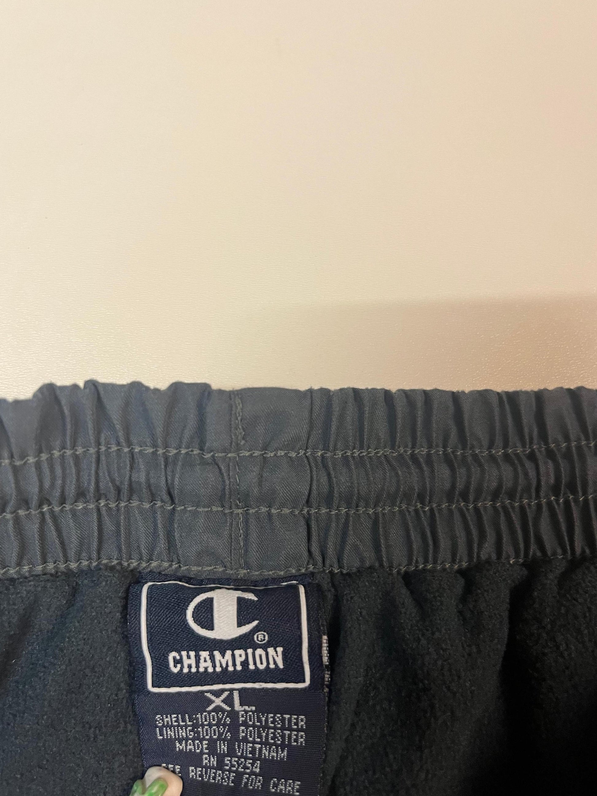 Entdecke unsere Vintage Track Pants von Nike und anderen Marken, erhältlich bei Valuxery.de - Dein Shop für trendige Vintage - Kleidung. Unsere Track Pants sind aus hochwertigen Materialien und
