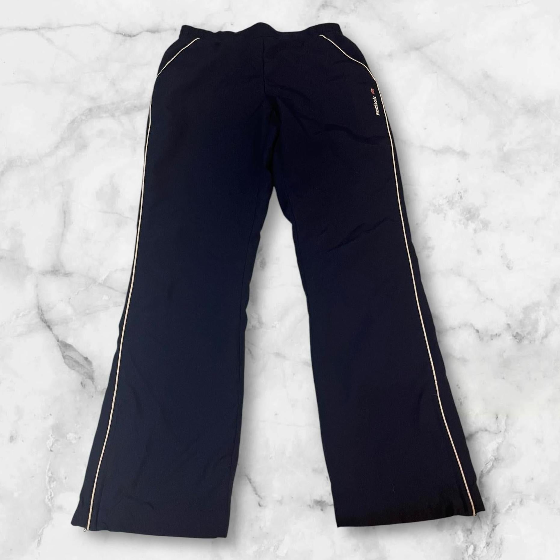 Entdecke unsere Vintage Track Pants von Nike und anderen Marken, erhältlich bei Valuxery.de - Dein Shop für trendige Vintage - Kleidung. Unsere Track Pants sind aus hochwertigen Materialien und
