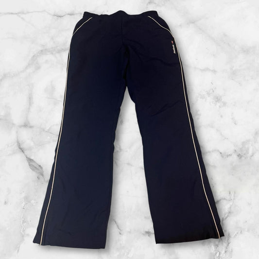 Entdecke unsere Vintage Track Pants von Nike und anderen Marken, erhältlich bei Valuxery.de - Dein Shop für trendige Vintage - Kleidung. Unsere Track Pants sind aus hochwertigen Materialien und