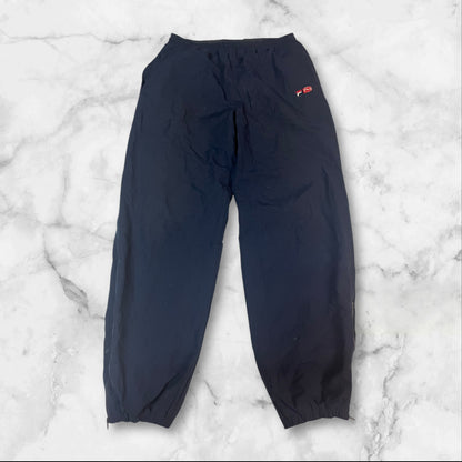 Entdecke unsere Vintage Track Pants von Nike und anderen Marken, erhältlich bei Valuxery.de - Dein Shop für trendige Vintage - Kleidung. Unsere Track Pants sind aus hochwertigen Materialien und