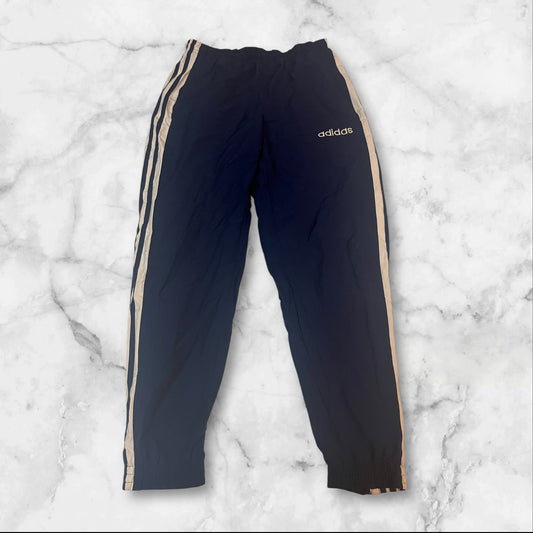 Entdecke unsere Vintage Track Pants von Nike und anderen Marken, erhältlich bei Valuxery.de - Dein Shop für trendige Vintage - Kleidung. Unsere Track Pants sind aus hochwertigen Materialien und