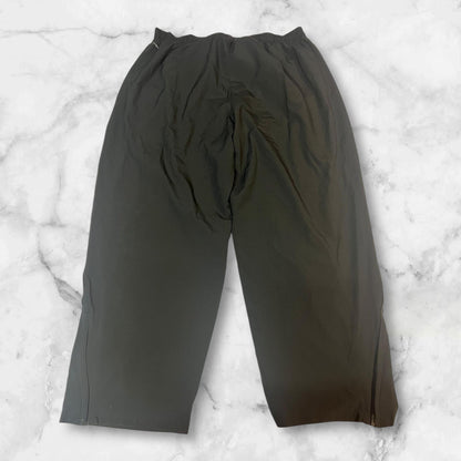 Entdecke unsere Vintage Track Pants von Nike und anderen Marken, erhältlich bei Valuxery.de - Dein Shop für trendige Vintage - Kleidung. Unsere Track Pants sind aus hochwertigen Materialien und