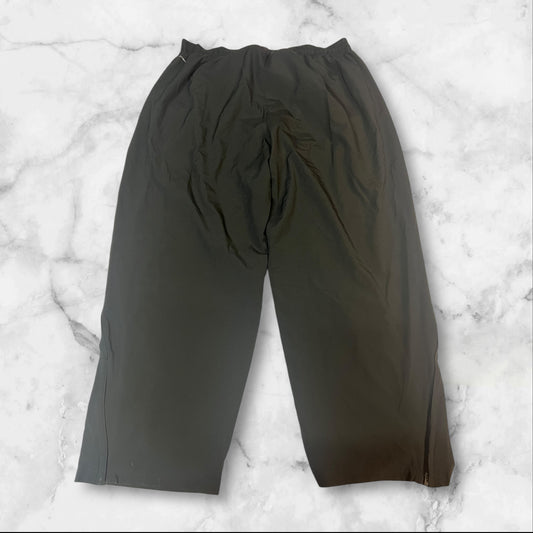 Entdecke unsere Vintage Track Pants von Nike und anderen Marken, erhältlich bei Valuxery.de - Dein Shop für trendige Vintage - Kleidung. Unsere Track Pants sind aus hochwertigen Materialien und