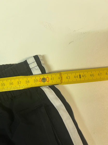 Entdecke unsere Vintage Track Pants von Nike und anderen Marken, erhältlich bei Valuxery.de - Dein Shop für trendige Vintage - Kleidung. Unsere Track Pants sind aus hochwertigen Materialien und