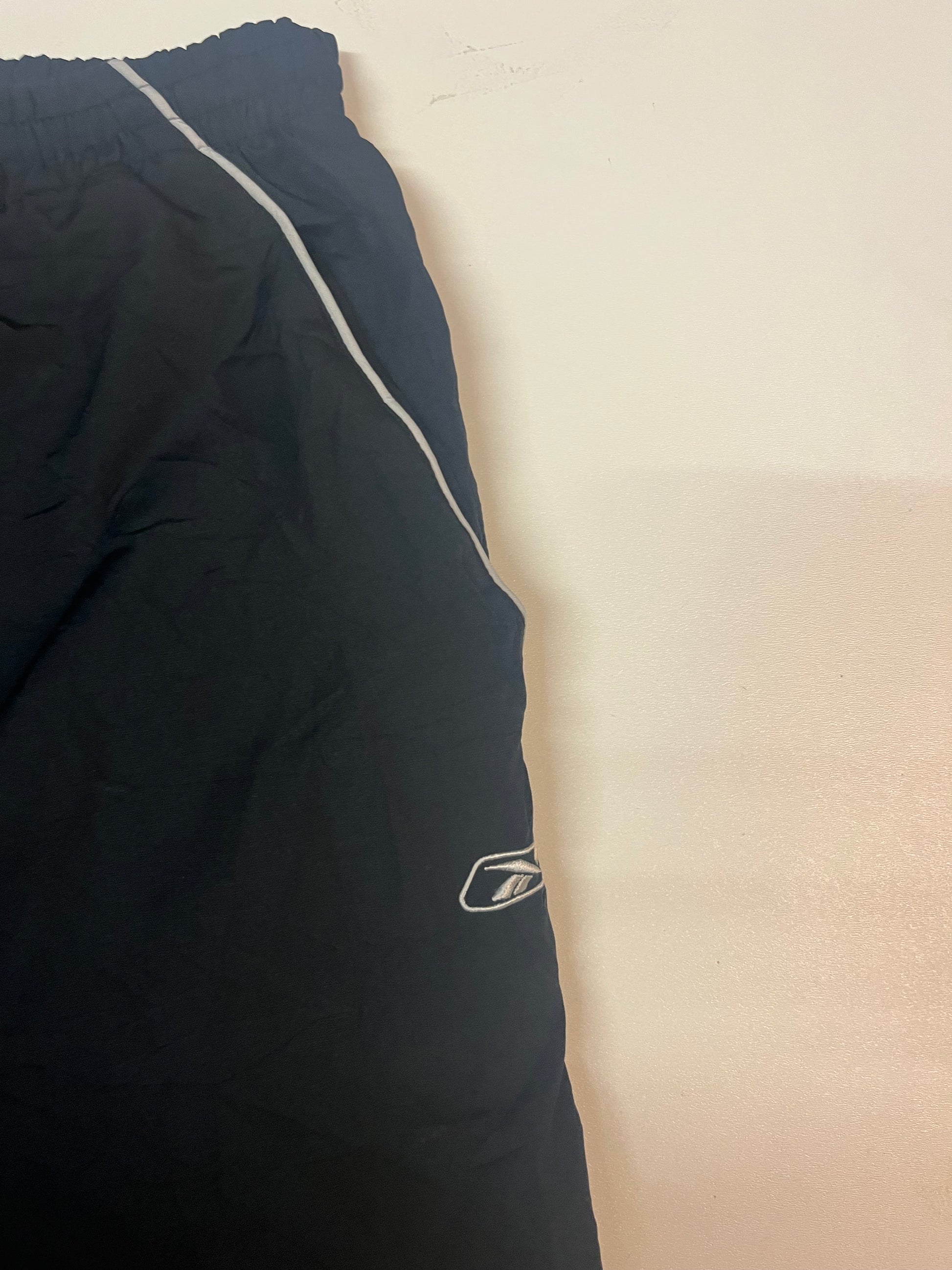 Entdecke unsere Vintage Track Pants von Nike und anderen Marken, erhältlich bei Valuxery.de - Dein Shop für trendige Vintage - Kleidung. Unsere Track Pants sind aus hochwertigen Materialien und