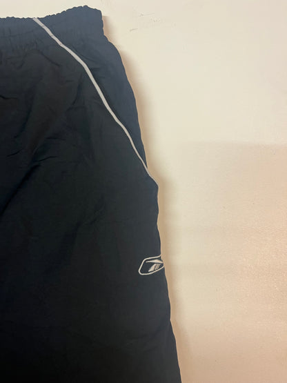 Entdecke unsere Vintage Track Pants von Nike und anderen Marken, erhältlich bei Valuxery.de - Dein Shop für trendige Vintage - Kleidung. Unsere Track Pants sind aus hochwertigen Materialien und