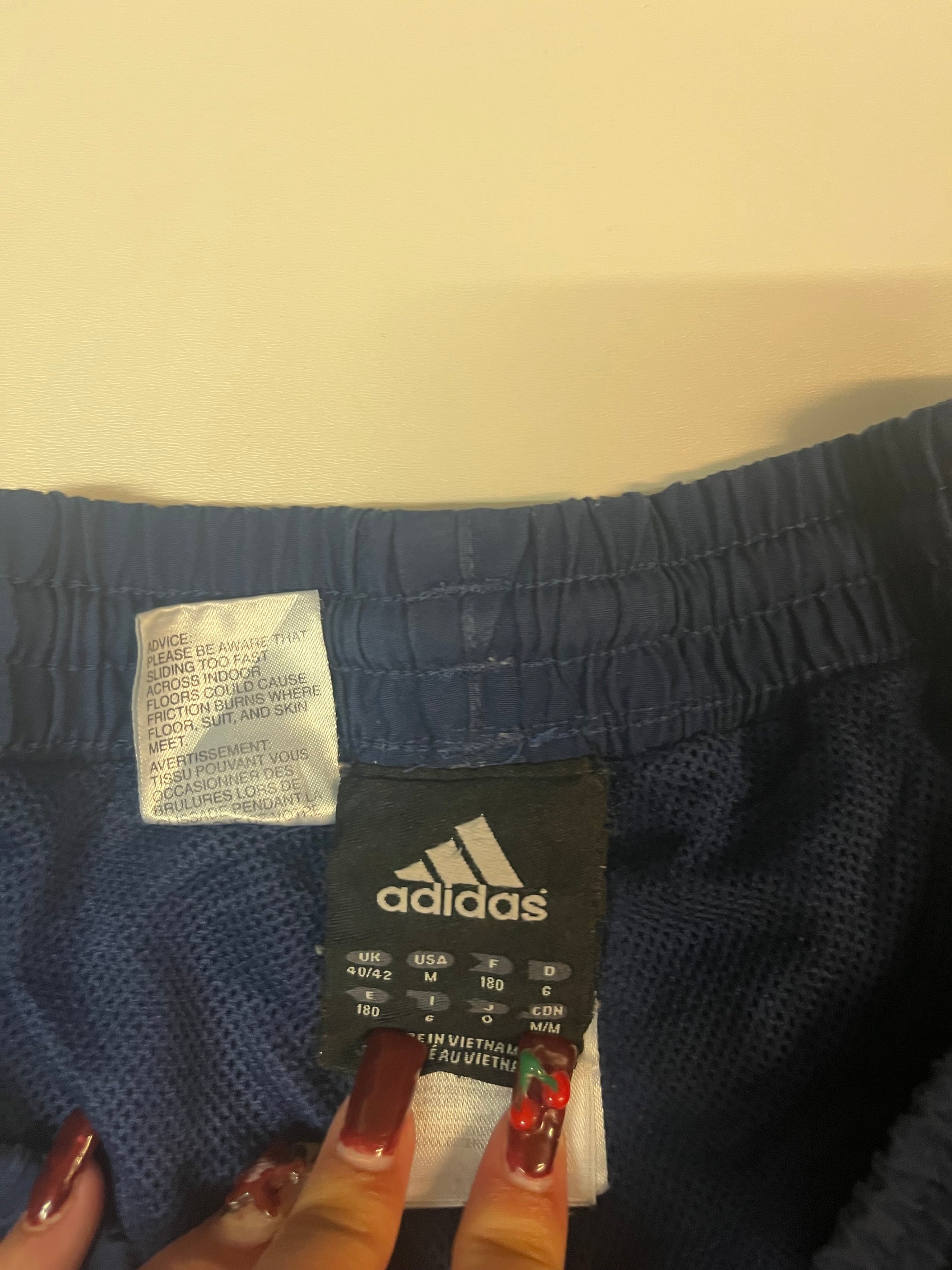 Entdecke unsere Vintage Track Pants von Nike und anderen Marken, erhältlich bei Valuxery.de - Dein Shop für trendige Vintage - Kleidung. Unsere Track Pants sind aus hochwertigen Materialien und