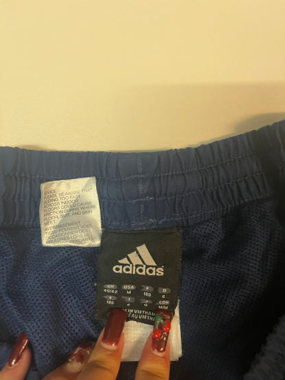 Entdecke unsere Vintage Track Pants von Nike und anderen Marken, erhältlich bei Valuxery.de - Dein Shop für trendige Vintage - Kleidung. Unsere Track Pants sind aus hochwertigen Materialien und